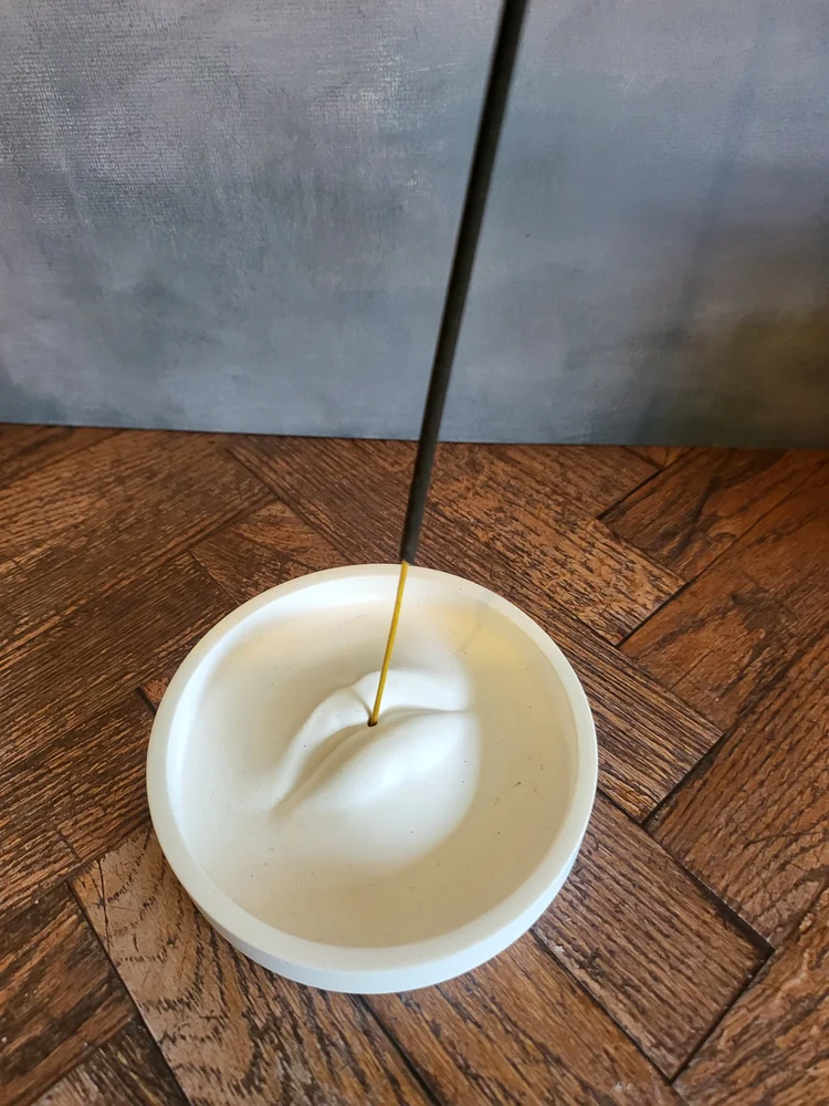 Lip incense holder